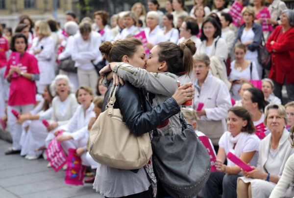 Deux filles qui s'embrassent